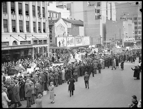 Sydney University Commem Commemoration Day procession through streets, 1938