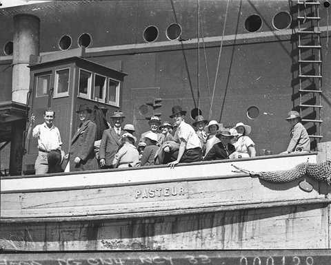 The Aorangi in quarantine Passengers in the tugboat Pasteur, 1935