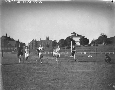 The 100 yards sprint, 1930s