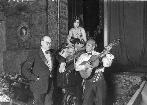 The Capitols Wurlitzer organist and organ Fred Scholl with Mrs Leone Henkel and a guitarist, 1928–32