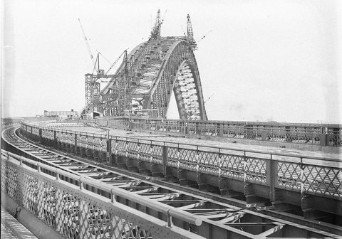 The finished arch with the eastern footway in foreground, 1930–32
