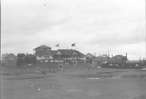 The old Kensington golf club house at Tunstall Avenue before it was burnt down in 1932, c. 1932