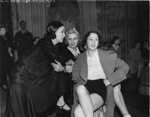 Two actresses and a showgirl talking, 1934–35