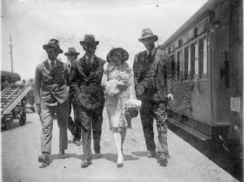 Unidentified group of theatricals arrive at Central Station from Melbourne, 1927–30