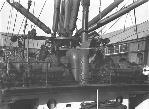 Unloading a ship, 1934
