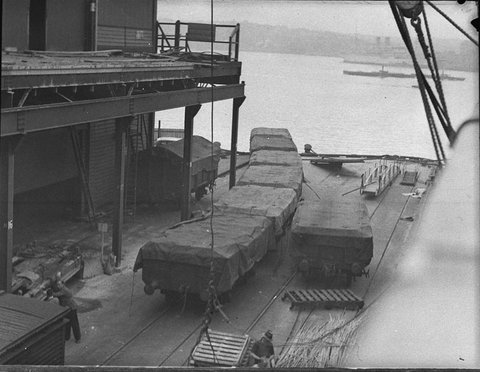 Unloading McWilliams wines at Pyrmont, 1938