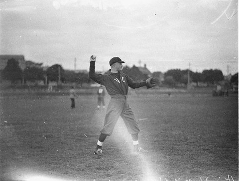 Victorian pitcher in action, 1934