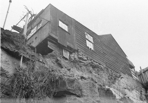 Wall collapses into backyard of homes at Erskineville, c. 1934