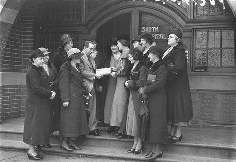 Waterloo Lady Helpers Club present endowment plaque to South Sydney Hospital Secretary, 1934