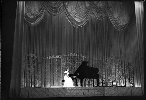 Woman pianist State Theatre, 1946