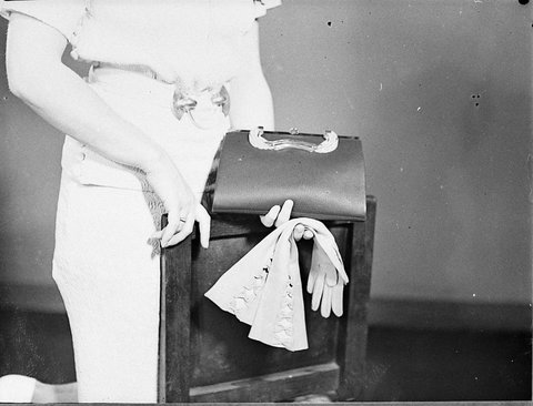 Womans gloves and handbag, c. 1935