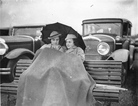 Women huddled up against the cold, 1930s