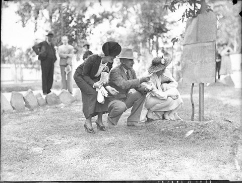 Zane Grey Lillian Pertka party at Koala Park, 1935