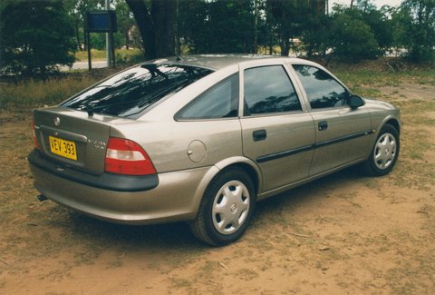 1997-1998 Holden Vectra (JR) GL hatchback, 1997–98