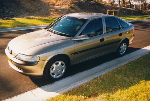1997-1998 Holden Vectra (JR) GL hatchback, 1997–98
