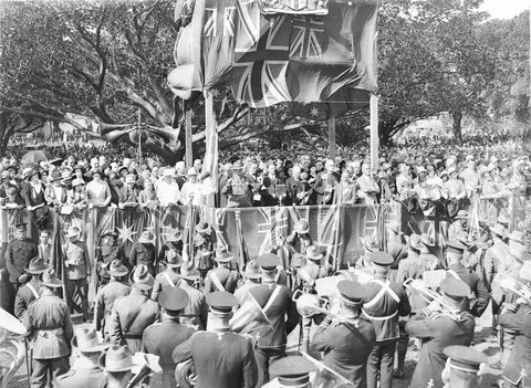 Crowded dais in the Domain, c. 1931, by Sam and Ted Hood