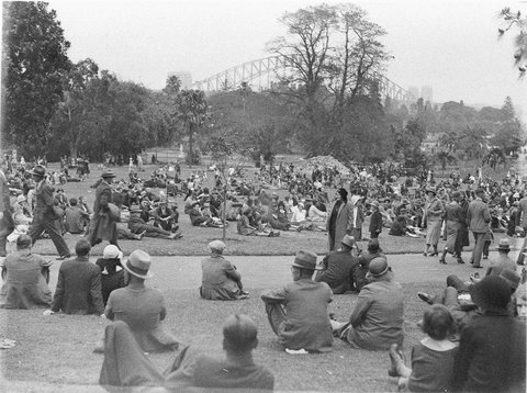 Crowded Botanic Gardens, c. 1930s by Ted Hood