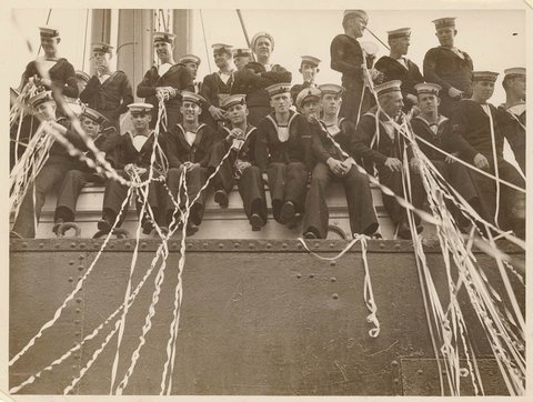 Australian sailors leave on a troopship, Sydney, ca. 1943 - Sam Hood, c. 1943