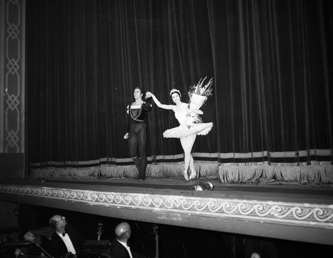 Curtain call on the opening night of the Royal Ballet's Swan Lake, with Rowena Jackson, at the Empire Theatre, Sydney, 11 September 1958 - photographer Ken Redshaw