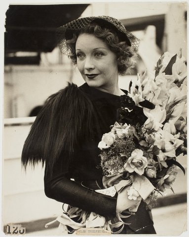 Helen Twelvetrees arrives from Hollywood to make the film The Thoroughbred in Sydney, 2 December 1935 - silver gelatin photoprint by Harry Freeman