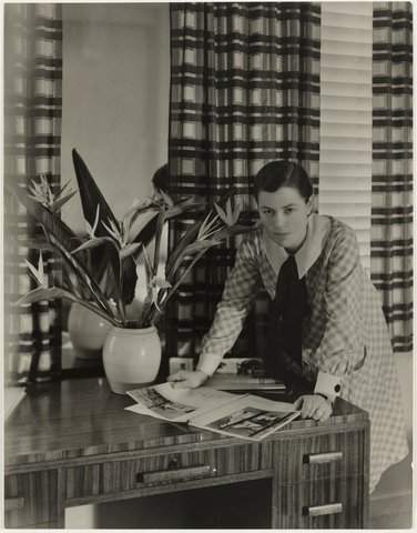 Mrs Mollie Grey, interior decorator, Greenknowe Avenue, Potts Point, Sydney, ca. 1935- photographer Harold Cazneaux, c. 1935