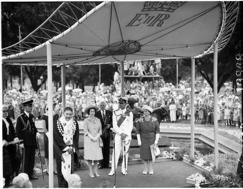 Royal visit of Queen Elizabeth II and the Duke of Edinburgh, February 1963, Archibald Fountain, Sydney - photographer Australian Photographic Agency