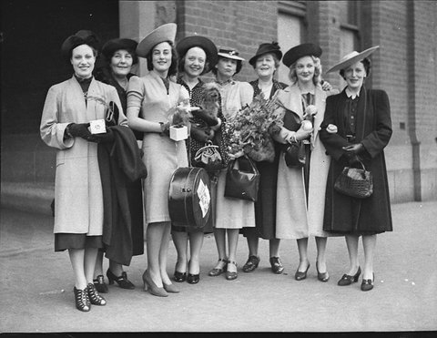 "The Women" company- arrival in Sydney from Melbourne, January 1939 - photographer Sam Hood
