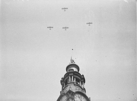 Five Westland Wapitis of No 3 Squadron, RAAF, fly past the GPO clock which shows "One-Minute's Silence", Armistice Day, 11am, 11 November 1934 - photographer Sam Hood