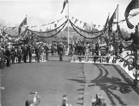 Duke and Duchess of York arrive at Farm Cove, Sydney, 1927 - Sam Hood