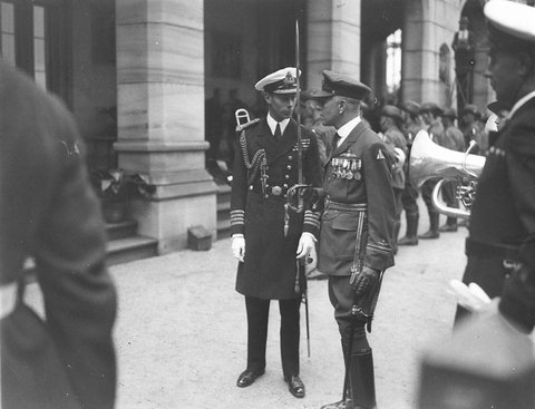 The Duke of York, in captain's uniform, meets decorated officer of the Flying Corps, Geoffrey F. Hughes, Government House, Sydney, 1927 - Sam Hood