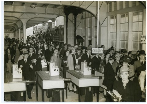 Commuters for the office off the South Steyne, Sydney, 1940 - Pix magazine