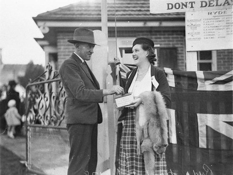 An aide collecting from a donor, Ryde District Soldiers' Memorial Hospital (N.S.W.), 1934, by Sam Hood