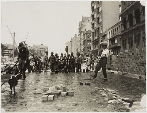 Blocking Macquarie Street with woodblocks and tar, opposite Mitchell Library, 10 October 1925 - photograph by the Labor Daily