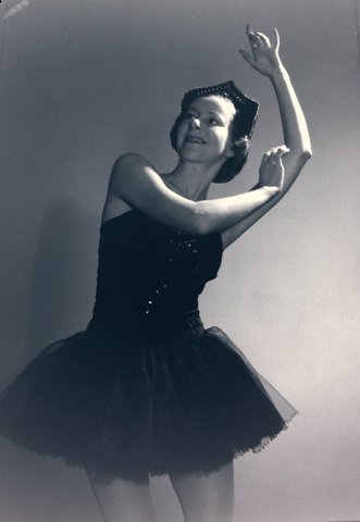 Alison Lee, stage name Helene Lineva and star of the Original Ballet Russe, 1939-1940, posing in the studio, Sydney - photographer Max Dupain, 1939–40
