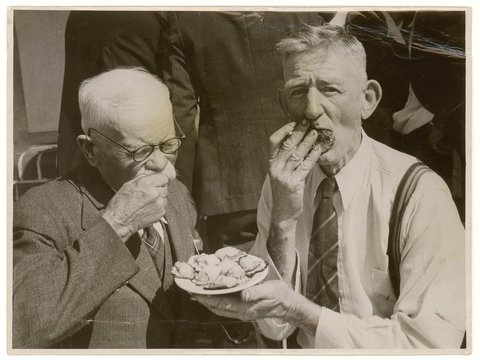Oyster farmers David Corstorphine of Tuncurry, aged 78 and Fred Selmon of Georges River, aged 70, enjoy oysters at Dolls Point, c. 1930s, by Sam Hood, 1930–50