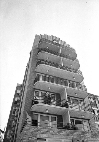 Edgewater flats, Elizabeth Bay, 1937 - photographer Sam Hood