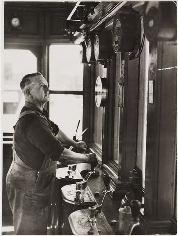 "Driver" of Pyrmont Opening Bridge, n.d., by Ted Hood, 1943