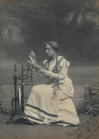 Maud Grantham as Marguerite in "Faust", Sydney, 1901 - photographer T. Humphrey and Co, 1901–02