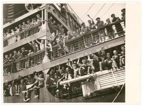 Troopships depart Sydney, 9-10 January 1940, by Sam Hood
