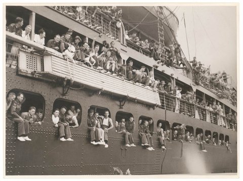 Troopships depart Sydney, c. 1940