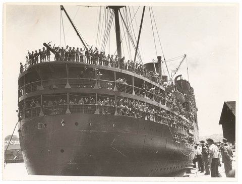 Troopships depart Sydney, 9-10 January 1940, by Sam Hood