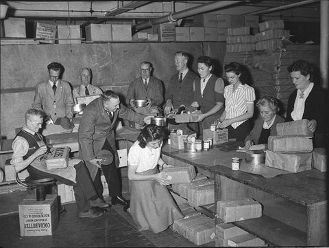 Packing comforts, 25-10-1943, by Sam Hood