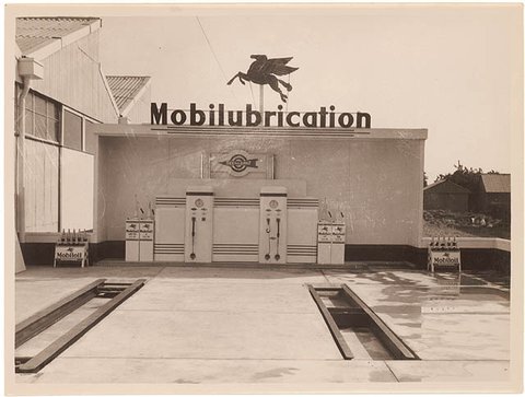 Mobilubrication pit, Penrith, c. 1930s, by Sam Hood, 1930–45