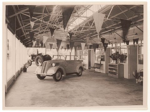 Ford car showroom, Sydney, c. 1950, by Sam Hood, 1925–55