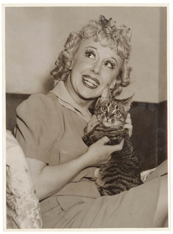 Comedian Violet Carlson and cat in the dressing room, Sydney, 1930's - Sam Hood, 1930s