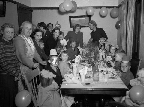 Children's birthday party at the home of Mrs Lucy Jane Moran, Todman Ave, Kensington, Sydney, 1930's - Sam Hood, 1930s