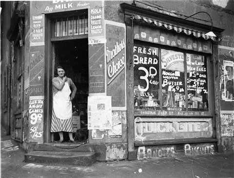 Depression "bread wars", corner store on Riley and Fitzroy Streets, Surry Hills, Sydney, 21 August 1934 - Sam Hood