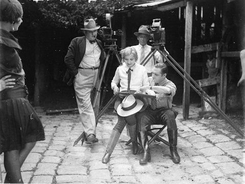 Hollywood director William Reed directs his wife Eva Novak in the Australian movie "The Romance of Runnibede", Sydney, 1927 - Sam Hood