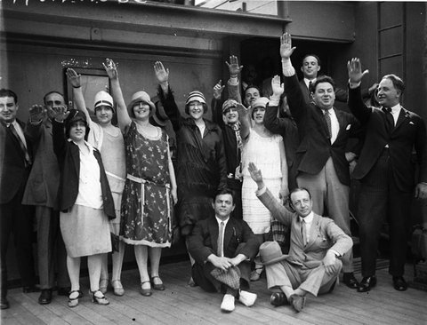 Arrival of Fuller-Gonsalez Opera Company with hands raised in fascist salute, Sydney, March 1928 - Sam Hood