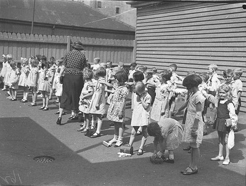 Schools open for the year, Sydney, 1935 - Sam Hood